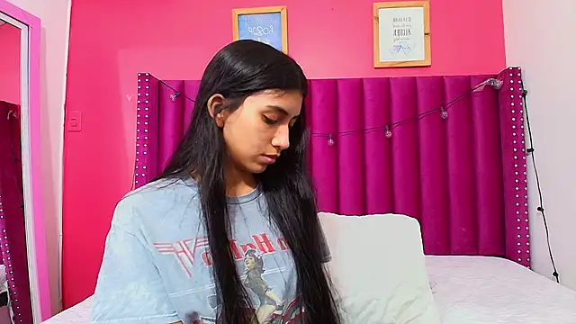 Snapshot of littlee_emilyy_ chatting on January 2025 02:48:02 AM littlee emilyy  online show from January 2025 02:48:02 AM