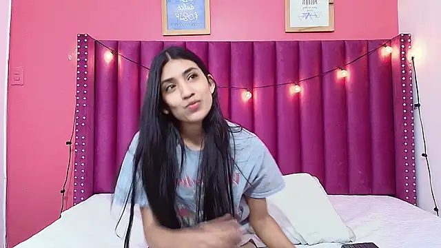 Snapshot of littlee_emilyy_ chatting on January 2025 05:59:02 AM littlee emilyy  online show from January 2025 05:59:02 AM