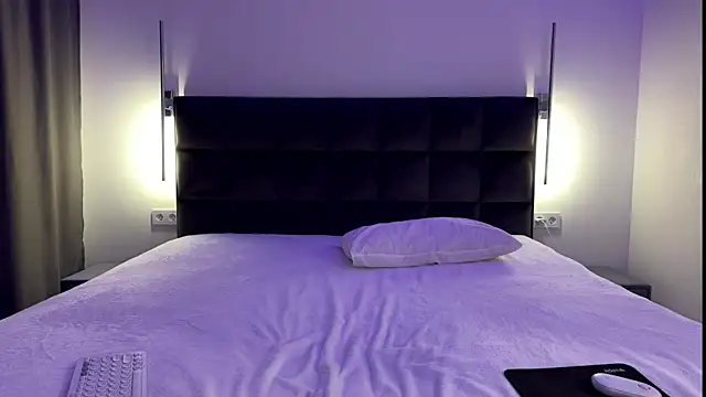 NotElis online show from December 2025 06:16:01 PM