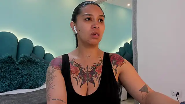 sharlott18 online show from April 2026 12:28:01 PM