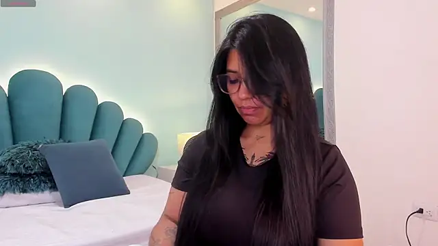 sharlott18 online show from April 2026 04:01:01 PM