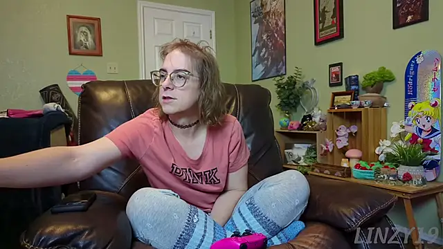 Snapshot of Linzy_19 chatting on January 2025 03:40:02 AM Linzy 19 online show from January 2025 03:40:02 AM