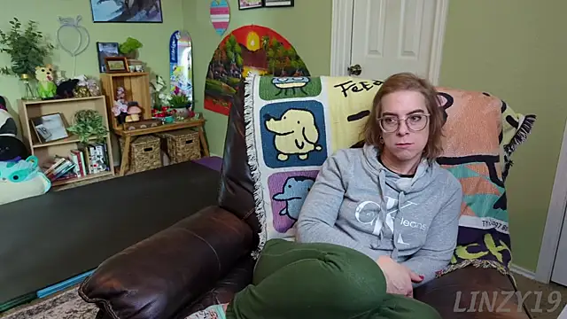 Snapshot of Linzy_19 chatting on February 2025 10:00:02 PM Linzy 19 online show from February 2025 10:00:02 PM