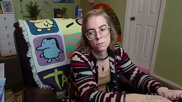 Snapshot of Linzy_19 chatting on February 2025 06:37:01 PM Linzy 19 online show from February 2025 06:37:01 PM