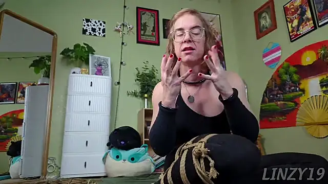 Snapshot of Linzy_19 chatting on February 2025 04:07:01 AM Linzy 19 online show from February 2025 04:07:01 AM