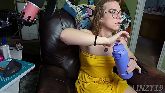 Snapshot of Linzy_19 chatting on March 2025 12:39:02 AM Linzy 19 online show from March 2025 12:39:02 AM