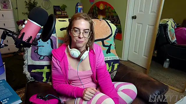 Snapshot of Linzy_19 chatting on March 2025 03:41:01 AM Linzy 19 online show from March 2025 03:41:01 AM