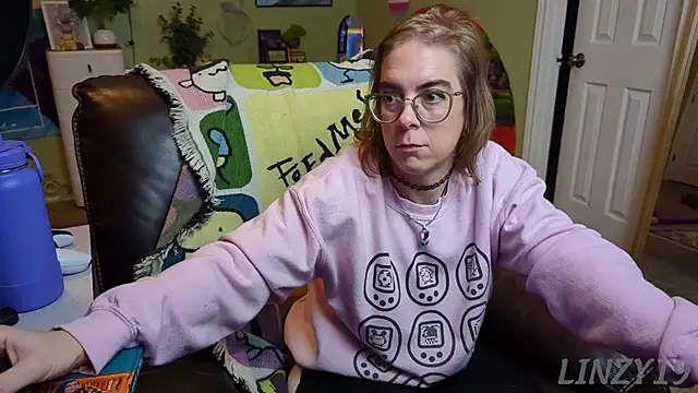 Snapshot of Linzy_19 chatting on March 2025 03:00:02 AM Linzy 19 online show from March 2025 03:00:02 AM