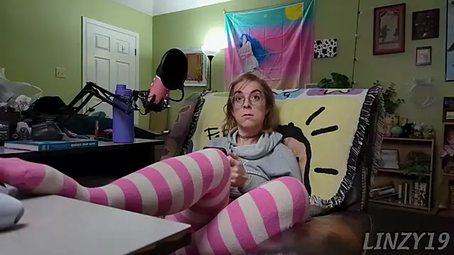 Snapshot of Linzy_19 chatting on March 2025 03:15:01 AM Linzy 19 online show from March 2025 03:15:01 AM