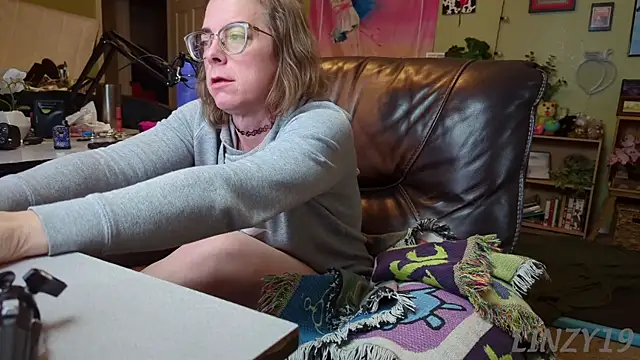 Snapshot of Linzy_19 chatting on March 2025 02:25:02 AM Linzy 19 online show from March 2025 02:25:02 AM