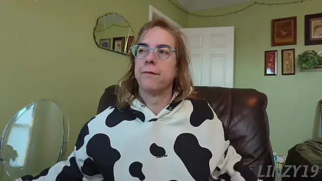 Snapshot of Linzy_19 chatting on November 2025 02:50:01 PM Linzy 19 online show from November 2025 02:50:01 PM