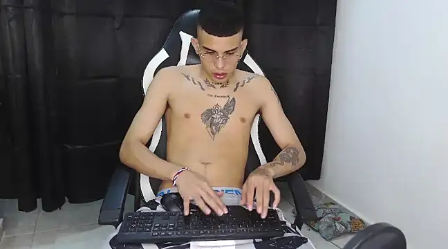 Snapshot of hot_king20 chatting on March 2025 04:23:02 AM hot king20 online show from March 2025 04:23:02 AM