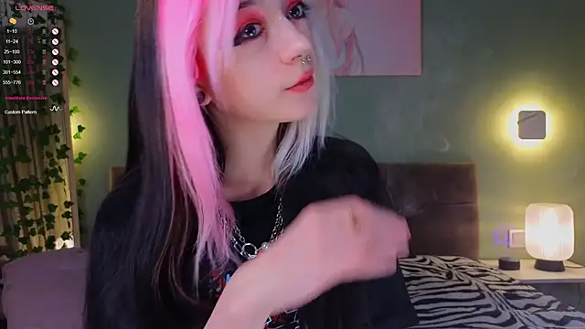 Snapshot of TristaRoht chatting on December 2024 03:08:02 PM TristaRoht online show from December 2024 03:08:02 PM