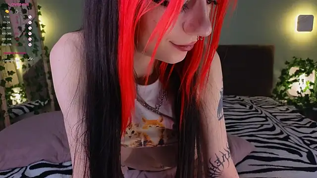 Snapshot of TristaRoht chatting on January 2025 09:15:01 PM TristaRoht online show from January 2025 09:15:01 PM