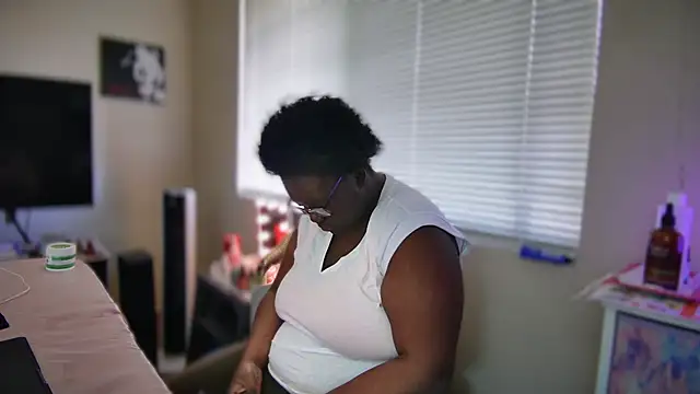 Snapshot of Yagurl__west chatting on February 2025 09:04:01 PM Yagurl west online show from February 2025 09:04:01 PM