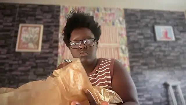 Snapshot of Yagurl__west chatting on October 2025 09:56:01 PM Yagurl west online show from October 2025 09:56:01 PM