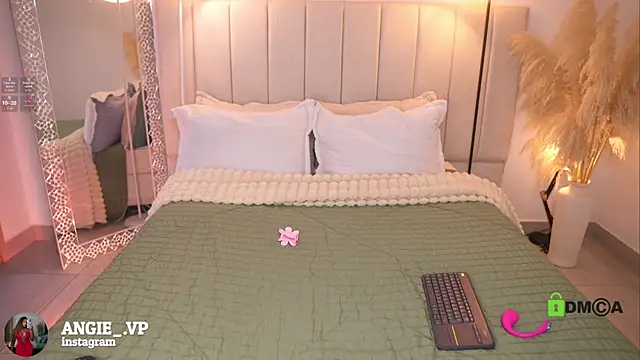 nicoletth18 online show from April 2026 11:37:01 AM