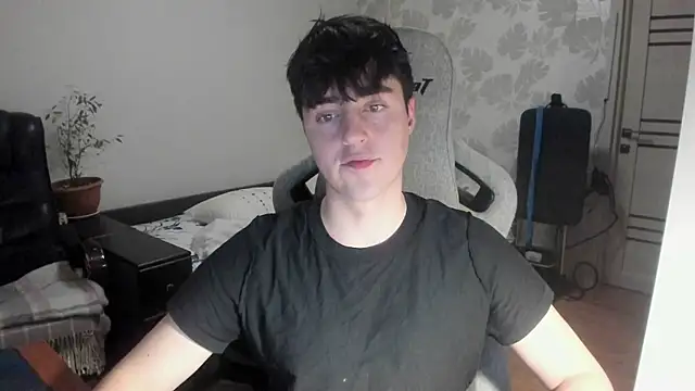 Snapshot of Knuckles17 chatting on December 2025 02:50:02 AM Knuckles17 online show from December 2025 02:50:02 AM