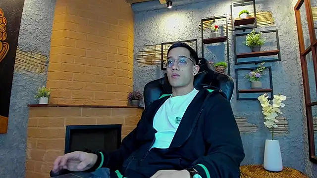 alexgiraldo  online show from February 2025 11:13:02 AM