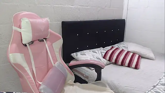 jade04 roberts online show from October 2025 02:18:02 PM