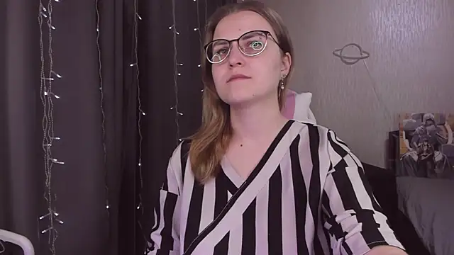 MissBrightShine online show from November 2025 12:05:01 PM