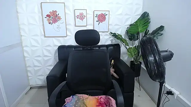 Snapshot of Valentinaa_mature chatting on February 2025 12:57:01 AM Valentinaa mature online show from February 2025 12:57:01 AM