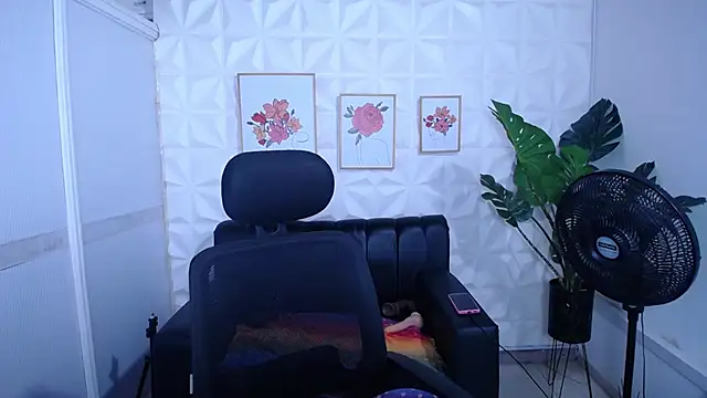 Valentinaa mature online show from October 2025 10:25:02 PM