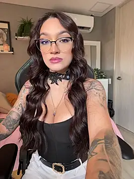 Snapshot of DaniDusan_ chatting on April 2026 07:01:01 PM DaniDusan online show from April 2026 07:01:01 PM