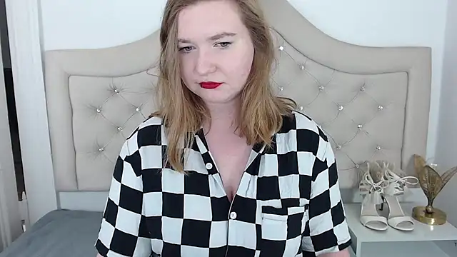 Snapshot of LaraDream chatting on February 2025 12:11:01 AM LaraDream online show from February 2025 12:11:01 AM